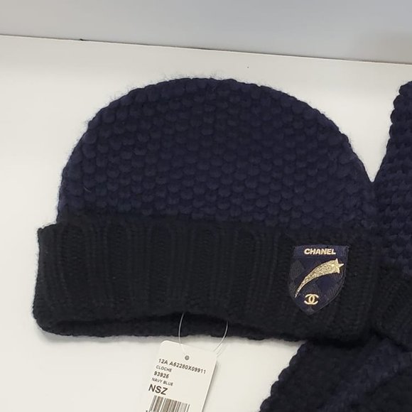 Perfect for Christmas! Chanel Scarf & Beanie - Picture 5 of 6